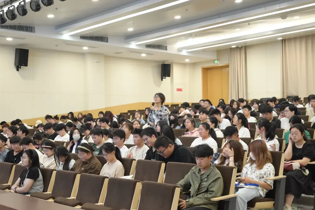 20240521徽商期货“防风险、守诚信”投教活动走进安医大临床医学院1+江振晴